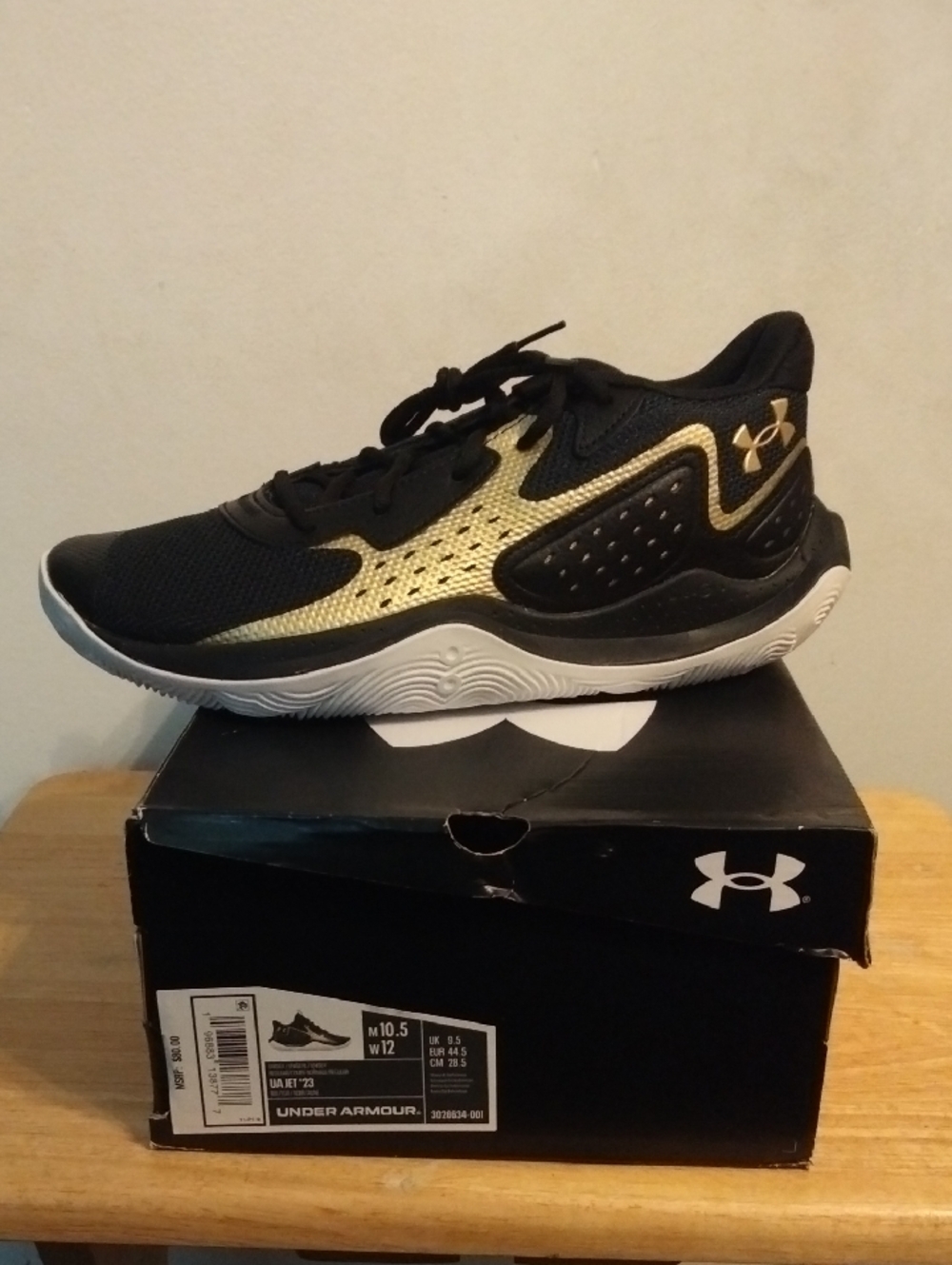 New Men's Under Armour Black and Gold Training Shoe Size 10.5
